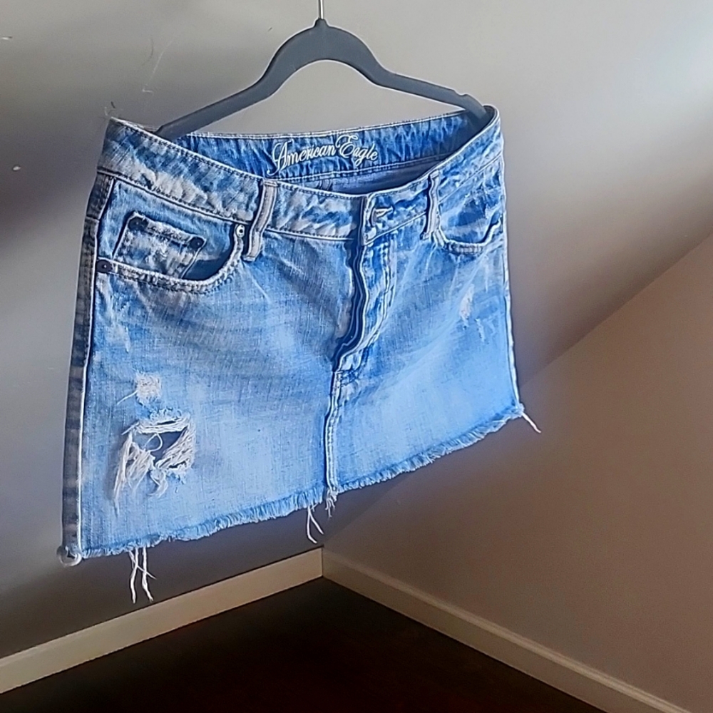 Blue denim short American Eagle skirt.